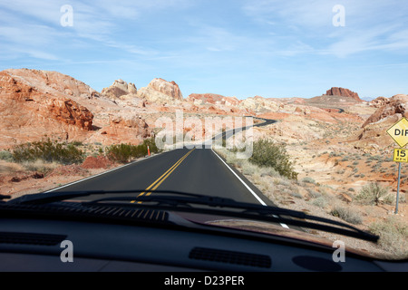 La guida lungo le cupole bianche strada nella valle del fuoco del parco statale nevada usa Foto Stock