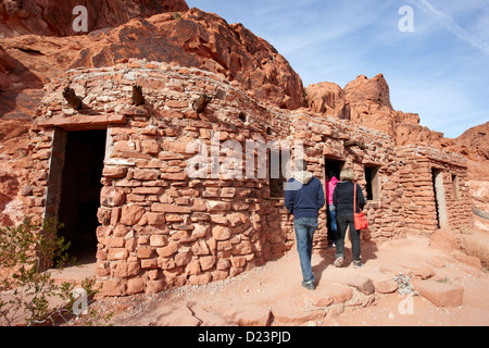 I turisti in visita a tre storiche capanne di pietra costruito dalla conservazione civile corps negli anni trenta del novecento la valle del fuoco del parco statale ne Foto Stock