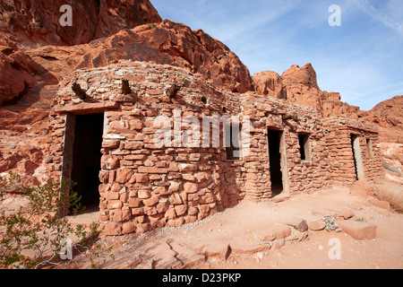 Tre storiche capanne di pietra costruito dalla conservazione civile corps negli anni trenta del novecento la valle del fuoco del parco statale nevada usa Foto Stock