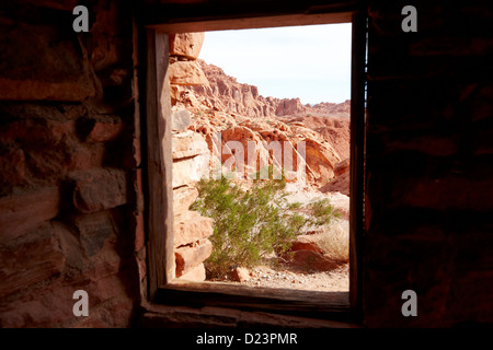 Guardando fuori attraverso la finestra dall'interno del centro storico di cabina in pietra costruito dalla conservazione civile corps negli anni trenta valle di Foto Stock