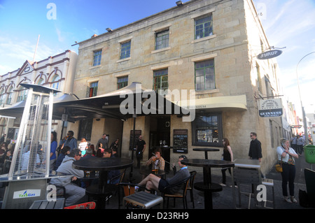 Occupato serata estiva a storico rifugio Knopwoods pub, Salamanca, Hobart, Tasmania, Australia. No signor o PR Foto Stock