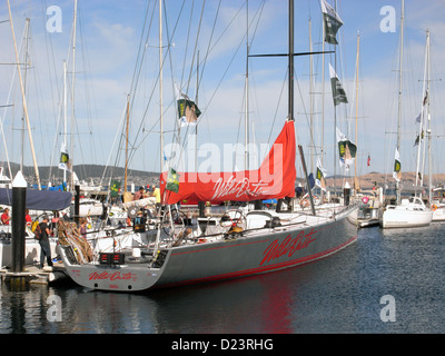 Wild Oats XI, vincitore del 2012/2013 Sydney Hobart yacht race, nel porto di Hobart essendo ammirato dai passanti, Tasmania Foto Stock