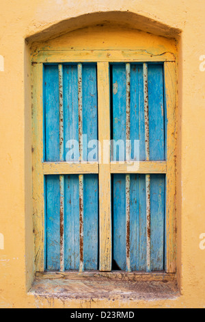 Il vecchio villaggio indiano house / finestra Dettaglio. Andhra Pradesh. India Foto Stock