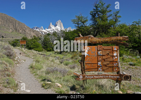 Gamma Fitz Roy delle montagne delle Ande e il sentiero dei segni nel parco nazionale Los Glaciares, Patagonia, Argentina Foto Stock