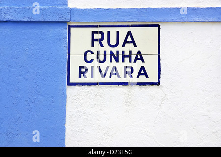 Piastrella portoghese placca su strada blu Foto Stock