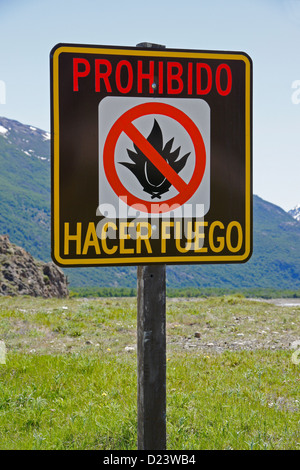 Segno che vieta gli incendi, parco nazionale Los Glaciares, Patagonia, Argentina Foto Stock