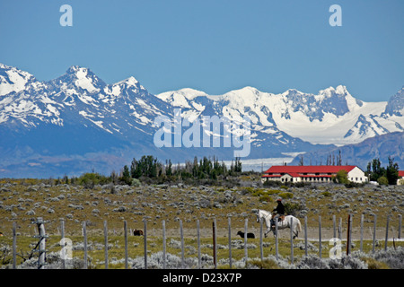 Gaucho, estancia e gamma Fitz Roy di Los Andes Los Glaciares NP, Patagonia, Argentina Foto Stock