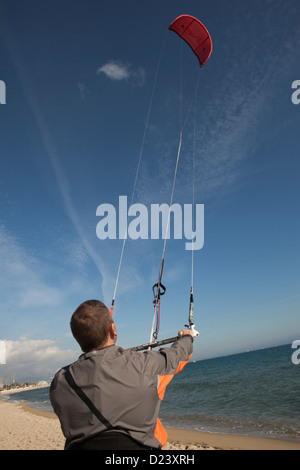 Il kite-surf lezioni pratiche a Poblenou Beach, Barcellona, in Catalogna, Spagna. Foto Stock