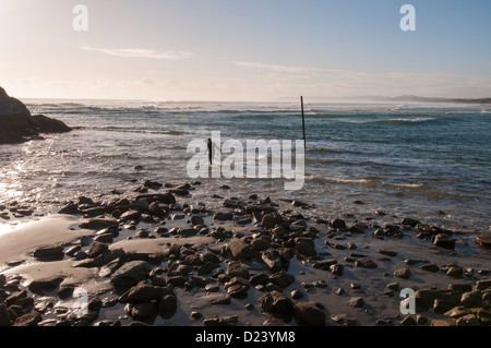 Navigare a piedi per teste Mangawhai surf break Foto Stock