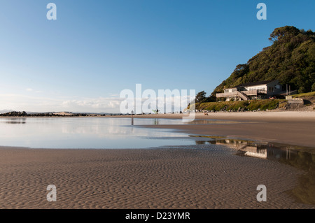 Navigare a piedi per teste Mangawhai surf break Foto Stock