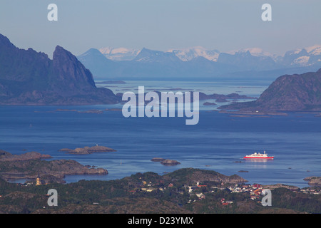 Traghetto lasciare la città di Svolvaer sulle isole Lofoten in Norvegia con il suggestivo panorama Foto Stock