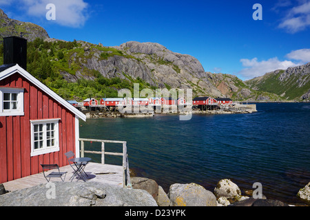 Tipica rorbu rosso pesca capanne nel villaggio di Nusfjord, patrimonio UNESCO sulle isole Lofoten in Norvegia Foto Stock