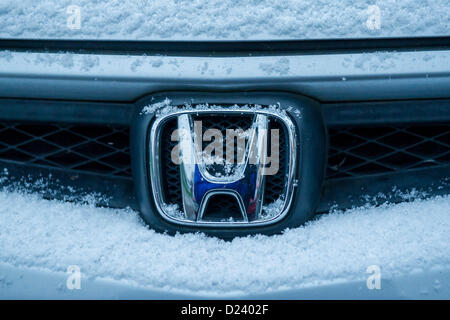 Londra, Regno Unito. 14 gennaio 2013. Honda a freddo. Luce neve cade su Londra Sud effettuare un avviamento a freddo per i pendolari. Clapham South, Londra, UK, 14 gennaio 2013. Credito: Guy campana / Alamy Live News Foto Stock