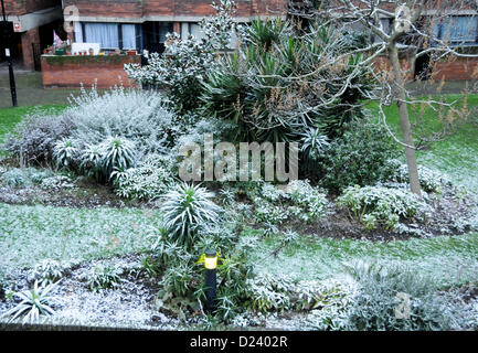 Londra, Regno Unito. 14 gennaio 2013. Un sottile strato di neve copre Lillington Giardini nella zona di Pimlico. Foto Stock