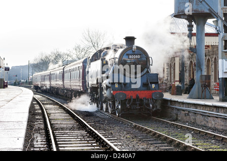Locomotiva a vapore la trazione di un treno passeggeri sulla East Lancs Ferrovia a Ramsbottom Foto Stock