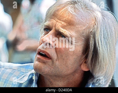 (Dpa file) - attore tedesco Klaus Kinski, mostrato durante il Festival Internazionale del Cinema di Cannes, Francia, 25 maggio 1982. Un'enfant terrible" dell'industria cinematografica, i suoi film includono 'Aguirre, der Zorn Gottes' ('Aguirre: l'ira di Dio") e 'Nosferatu: Phantom der Nacht' ('Nosferatu il vampiro"). Kinski è nato il 18 ottobre 1926 a Danzica, Germania (ora Danzica, Polonia) sotto il nome di Nikolaus Guenther Nakszynski e morì il 23 novembre 1991 in Lagunitas, California, di un attacco di cuore. Foto Stock