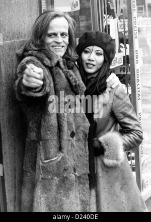 (Dpa file) - attore tedesco Klaus Kinski mette il suo braccio intorno a la sua terza moglie vietnamita Geneviève Minhoi durante la passeggiata a Berlino Ovest, 19 novembre 1971. enfant terrible del cinema Kinski s film includono Dottor Zhivago (1965) per pochi dollari in più (1966) nonché Aguirre der Zorn Gottes (Aguirre: ira di Dio) Nosferatu: Phantom der Nacht Nosferatu il vampiro. Kinski è nato il 18 ottobre 1926 a Danzica Germania (ora Danzica Polonia) sotto il nome di Nikolaus Guenther Nakszynski morì il 23 novembre 1991 in California Lagunitas di attacco di cuore. Foto Stock