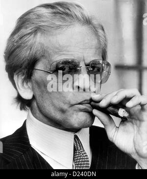 (Dpa file) - attore tedesco Klaus Kinski gioca medico Hugo Zuccurbrot ('sugarbread') in una scena di un film di Billy Wilder commedia 'Buddy Buddy', 1981. Un'enfant terrible" dell'industria cinematografica, Kinski's film includono 'Aguirre, der Zorn Gottes' ('Aguirre: l'ira di Dio") e 'Nosferatu: Phantom der Nacht' ('Nosferatu il vampiro"). Kinski è nato il 18 ottobre 1926 in Zoppot/Danzig, Germania (ora Sopot/Danzica, Polonia) sotto il nome di Nikolaus Guenther Nakszynski e morì il 23 novembre 1991 in Lagunitas, California, di un attacco di cuore. Foto Stock