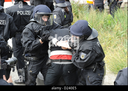 In corrispondenza della stazione Karlsruhe-Durlach (Baden-Wuerttemberg) su 20/09/2012 le forze di azione della polizia federale e la polizia nazionale del Baden-Wuerttemberg e pratica insieme l'intervento della polizia contro i rischi di violenza dei gruppi elettroventola dal Soccer milieu a tr Foto Stock