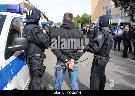 In corrispondenza della stazione Karlsruhe-Durlach (Baden-Wuerttemberg) su 20/09/2012 le forze di azione della polizia federale e la polizia nazionale del Baden-Wuerttemberg e pratica insieme l'intervento della polizia contro i rischi di violenza dei gruppi elettroventola dal Soccer milieu a tr Foto Stock