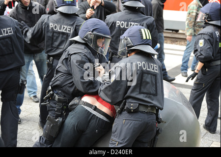 In corrispondenza della stazione Karlsruhe-Durlach (Baden-Wuerttemberg) su 20/09/2012 le forze di azione della polizia federale e la polizia nazionale del Baden-Wuerttemberg e pratica insieme l'intervento della polizia contro i rischi di violenza dei gruppi elettroventola dal Soccer milieu a tr Foto Stock