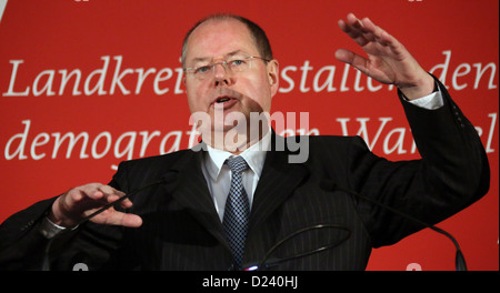 Cancelliere SPD candidato Peer Steinbrueck parla alla riunione dell'Associazione delle contee di tedesco a Berlino, Germania, 11 gennaio 2013. La riunione di due giorni si svolge sotto il motto "contee tedesco forma il cambiamento demografico'. Foto: STEPHANIE PILICK Foto Stock