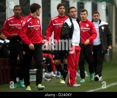 Stuttgart, head coach Bruni Labbadia (C) è raffigurato in disparte durante il cordiale partita di calcio tra Bundesliga club di calcio VfB Stuttgart e Eredivisie olandese club di calcio RKC Waalwijk in Kardiye, Turchia, 11 gennaio 2013. VfB Stuttgart terminato il loro training camp con la partita che si è conclusa 1-1 indecisi. Foto: SOEREN STACHE Foto Stock