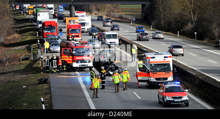 La vettura di un cattivo modo conducente giace sul suo tetto dopo un incidente sulla autostrada A92 vicino a Freising, Germania, 11 gennaio 20123. Foto: MARC MUELLER Foto Stock