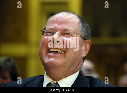 Cancelliere SPD candidato Peer Steinbrueck ride alla riunione dell'Associazione delle contee di tedesco a Berlino, Germania, 11 gennaio 2013. La riunione di due giorni si svolge sotto il motto "contee tedesco forma il cambiamento demografico'. Foto: STEPHANIE PILICK Foto Stock