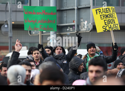 I manifestanti di dimostrare a Berlino, Germania, 11 gennaio 2013. Diverse centinaia di persone hanno partecipato alla manifestazione contro gli omicidi di tre donne militanti curdi a Parigi. La dimostrazione è stata organizzata da diverse organizzazioni curde. Foto: Florian SCHUH Foto Stock