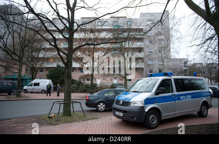 Una macchina della polizia è parcheggiato di fronte un appartamento casa di Hannover, Germania, 11 gennaio 2013. Il cadavere di un uomo è stato trovato dalla polizia in un appartamento nel quartiere di Hannover di Davenstedt. La polizia procede dal presupposto che un reato violento ha avuto luogo. Foto: JULIAN STRATENSCHULTE Foto Stock