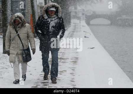 I pedoni a piedi attraverso il centro della città durante la nevicata a Lubecca, Germania, 11 gennaio 2013. La forte nevicata a Lubecca iniziato nel pomeriggio. Foto: MALTE CRISTIANI Foto Stock
