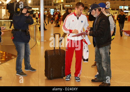 Di Amburgo Rafael van der Vaart segni autografi come egli ritorna dal team di accampamento invernale presso l'aeroporto di Amburgo, Germania, 10 gennaio 2013. Foto: Malte cristiani Foto Stock