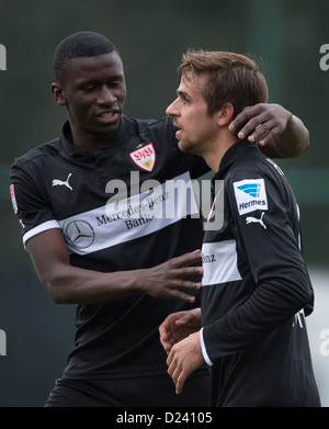 Stuttgart, Antonio Ruediger (L) abbraccia il compagno di squadra Martin Harnik durante il cordiale partita di calcio tra Bundesliga club di calcio VfB Stuttgart e Eredivisie olandese club di calcio RKC Waalwijk in Kardiye, Turchia, 11 gennaio 2013. VfB Stuttgart terminato il loro training camp con la partita che si è conclusa 1-1 indecisi. Foto: SOEREN STACHE Foto Stock