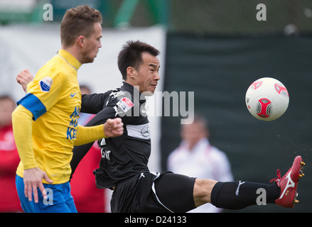 Stuttgart, Shinji Okazaki (R) e Waalwijk's Frank van Mosselveld vie per la palla durante il cordiale partita di calcio tra Bundesliga club di calcio VfB Stuttgart e Eredivisie olandese club di calcio RKC Waalwijk in Kardiye, Turchia, 11 gennaio 2013. VfB Stuttgart terminato il loro training camp con la partita che si è conclusa 1-1 indecisi. Foto: SOEREN STACHE Foto Stock