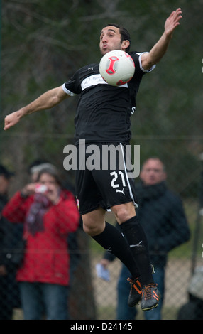 Stuttgart, Cristian Molinaro riceve la palla durante il cordiale partita di calcio tra Bundesliga club di calcio VfB Stuttgart e Eredivisie olandese club di calcio RKC Waalwijk in Kardiye, Turchia, 11 gennaio 2013. VfB Stuttgart terminato il loro training camp con la partita che si è conclusa 1-1 indecisi. Foto: SOEREN STACHE Foto Stock