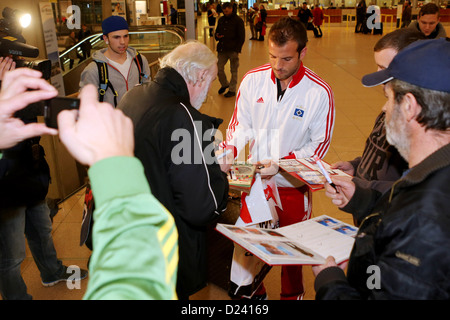 Di Amburgo Rafael van der Vaart segni autografi come egli ritorna dal team di accampamento invernale presso l'aeroporto di Amburgo, Germania, 10 gennaio 2013. Foto: Malte cristiani Foto Stock