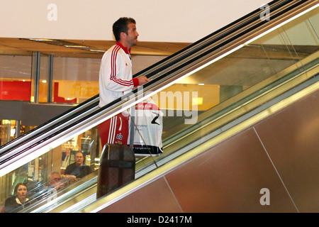 Di Amburgo Rafael van der Vaart arriva all'aeroporto di Amburgo, Germania, 10 gennaio 2013. Lui e il suo team ha restituito dalla winter training camp ad Abu Dhabi. Foto: Malte cristiani Foto Stock