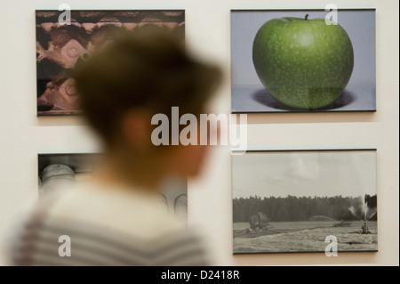 Una donna in visita alla mostra 'Michael Schmidt. Alimenti' a Martin-Gropius-Bau a Berlino, Germania, 11 gennaio 2013. Per il suo ultimo progetto per il trattamento dei prodotti alimentari in Europa Schmidt fotografato le aziende di allevamento ittico, panifici industriali e frutta-industrie di trasformazione. Foto: MAURIZIO GAMBARINI Foto Stock