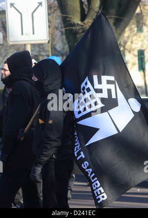 Persone di estrema sinistra a piedi su una strada a Magdeburgo (Germania), 12 gennaio 2013. Piani di polizia per fermare i conflitti tra gli estremisti di sinistra e il neo-nazisti. Lo sfondo è l Anniversario del bombardamento di Magdeburg nella II Guerra Mondiale il 16 gennaio 1945. Foto: Jens Wolf Foto Stock