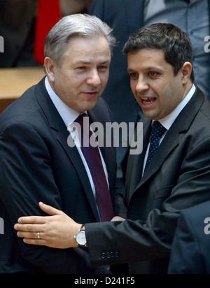 Sindaco di Berlino Klaus Wowereit (L) e presidente della SPD Bundestag delegazione Raed Saleh prendere parte alla riunione speciale del parlamento di Berlino a causa dell'inserimento della mozione di censura contro il governo major a Berlino, Germania, 12 gennaio 2013. Il Partito dei Verdi e del partito del pirata Wowereit accusato di danneggiare l immagine della città a causa dell'aeroporto desaster. Mozione di censura non riuscita attraverso. Foto: Britta Pedersen Foto Stock