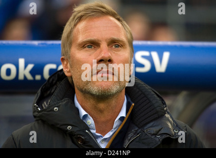 Hamburgs' allenatore Thorsten Fink osserva la versione di prova corrispondono Hamburger SV - FK Austria Wien nel Imtech-Arena ad Amburgo, Germania, 12 gennaio 2013. Foto: Axel Heimken Foto Stock