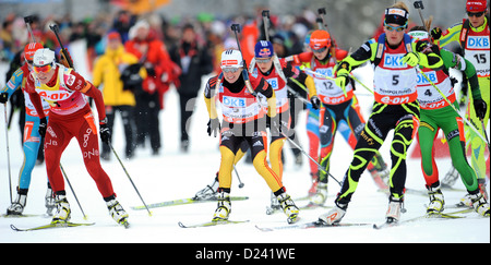 Biatleti Tora Berger dalla Norvegia (ANTERIORE L-R), Andrea Henkel e Francia Marie Dorin Habert avviare la donna 12,5 km mass start gara di Coppa del Mondo di Biathlon di Chiemgau Arena a Ruhpolding, Germania, 13 gennaio 2013. Berger ha vinto. Foto: AANDREAS GEBERT Foto Stock