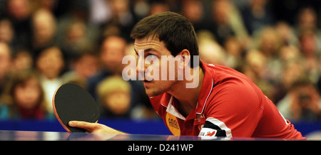 Duesseldorf Timo Boll gioca contro il Werder's Crisan (non in foto) durante gli uomini della Bundesliga tedesca nella tabella match di tennis Borussia Duesseldorf vs Werder Brema in Palazzetto Tegelsbarg ad Amburgo, Germania, 12 gennaio 2013. Foto: Angelika Warmuth Foto Stock