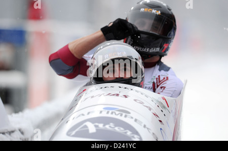 La lettonia a Bob racers Oskars Melbardis (anteriore) e Daumants Dreiskens terminare la loro esecuzione in FIBT 2 uomini Bob di Coppa del Mondo a Koenigssee, Germania, 12 gennaio 2013. È finito al secondo. Foto: Tobias Hase Foto Stock