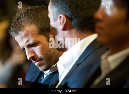 Di Amburgo Rafael van der Vaart (L) si siede tra alcuni dei suoi compagni di squadra durante l' Hamburger SV (HSV) assemblea generale ad Amburgo, Germania, 13 gennaio 2013. Foto: Axel Heimken Foto Stock