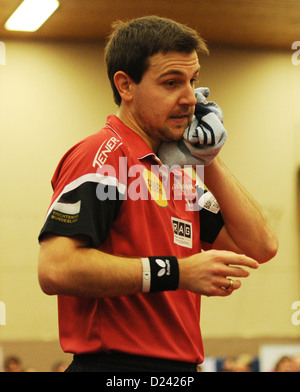 Duesseldorf Timo Boll gioca contro il Werder's Crisan (non in foto) durante gli uomini della Bundesliga tedesca nella tabella match di tennis Borussia Duesseldorf vs Werder Brema in Palazzetto Tegelsbarg ad Amburgo, Germania, 12 gennaio 2013. Foto: Angelika Warmuth Foto Stock