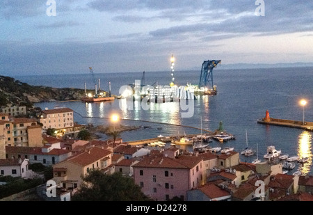 La 'Costa Concordia" naufragio si trova sulla costa dell'isola del Giglio, Italia, 12 gennaio 2013. Un anno fa, 32 persone sono morte a bordo della "Costa Concordia". Foto: Anita Hirschbeck Foto Stock