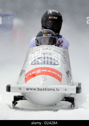 La lettonia a Bob racers Oskars Melbardis (anteriore) e Daumants Dreiskens terminare la loro esecuzione in FIBT 2 uomini Bob di Coppa del Mondo a Koenigssee, Germania, 12 gennaio 2013. È finito al secondo. Foto: Tobias Hase Foto Stock