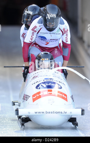 La lettonia a Bob racers Oskars Melbardis (anteriore), Daumants Dreiskens, Arvis Vilkaste e Intars Dambis iniziano la loro esecuzione durante la FIBT 4 uomini Bob di Coppa del Mondo a Koenigssee, Germania, 13 gennaio 2013. Melbardis e il suo team finito quinto. Foto: Tobias Hase Foto Stock